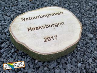 Houten schijf bedrukken voor het natuur begraven op een natuurbegraafplaats.